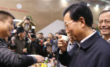 浙江省委副書記王輝忠在省農(nóng)業(yè)廳史濟錫等領(lǐng)導(dǎo)陪同下親臨玉環(huán)火山茶展區(qū)品鑒火山茶。