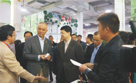 原浙江省常務(wù)副省長蔡奇在臺州市委書記吳蔚榮和市長張兵等領(lǐng)導(dǎo)陪同下詳細(xì)了解玉環(huán)火山茶發(fā)展情況。